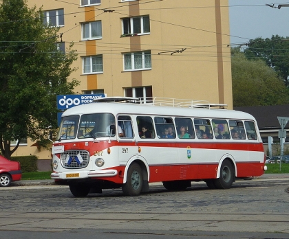 Z oslav stodvacátého výročí provozu MHD v Ostravě II: Historické autobusy 