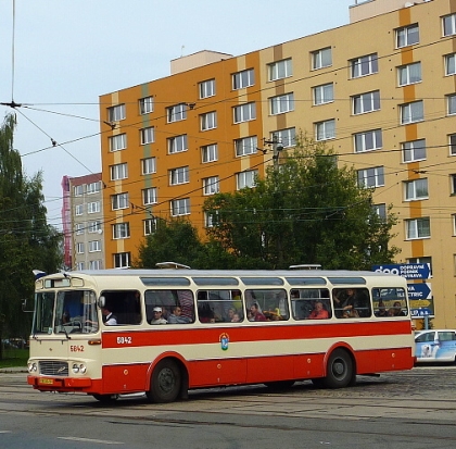Z oslav stodvacátého výročí provozu MHD v Ostravě II: Historické autobusy 