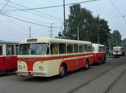 Z oslav stodvacátého výročí provozu MHD v Ostravě II: Historické autobusy 