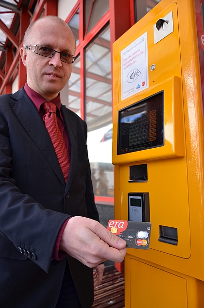Zaplatit jízdenku v tramvaji bezkontaktní bankovní kartou 