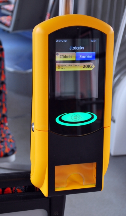 Zaplatit jízdenku v tramvaji bezkontaktní bankovní kartou 