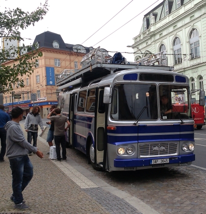 Přestavba autobusu ŠL 11 z roku 1977 jako 'stage' pro hudební produkce 