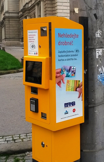 Tři automaty s možností bezkontaktní bankovní platby při nákupu jízdenky v Brně