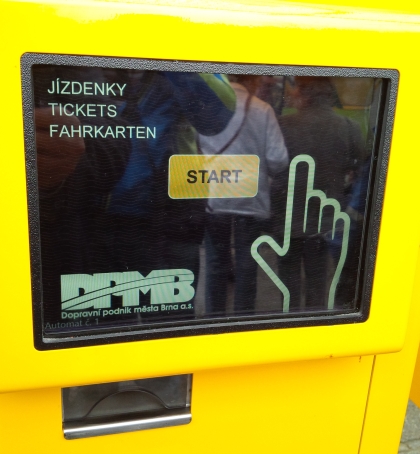 Tři automaty s možností bezkontaktní bankovní platby při nákupu jízdenky v Brně