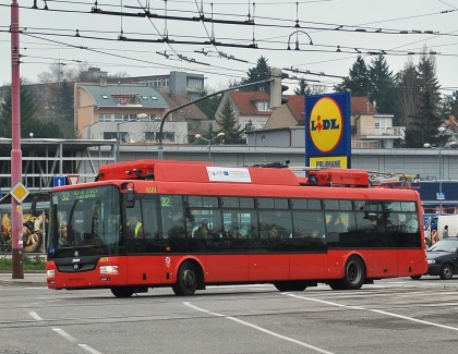Trolejbus Škoda 30 Tr SOR s dieselagregátem zachytil v Bratislavě v provozu