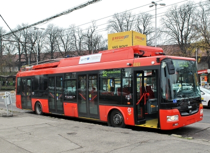 Trolejbus Škoda 30 Tr SOR s dieselagregátem zachytil v Bratislavě v provozu