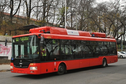 Trolejbus Škoda 30 Tr SOR s dieselagregátem zachytil v Bratislavě v provozu
