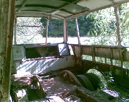 Hádanka z letních toulek vyřešena: Vrak patří rumunskému autobusu