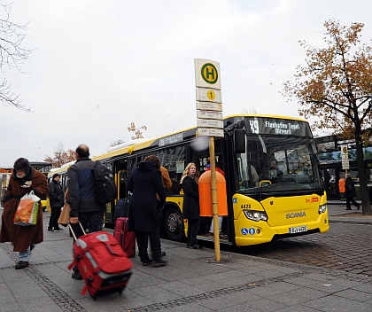 Prvních 70 ze 156 kloubových městských nízkopodlažních autobusů v BVG žluti: