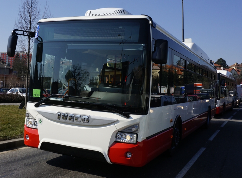 Obrazem z trasy Vysoké Mýto - Brno: Tři autobusy Iveco  Urbanway CNG pro Brno