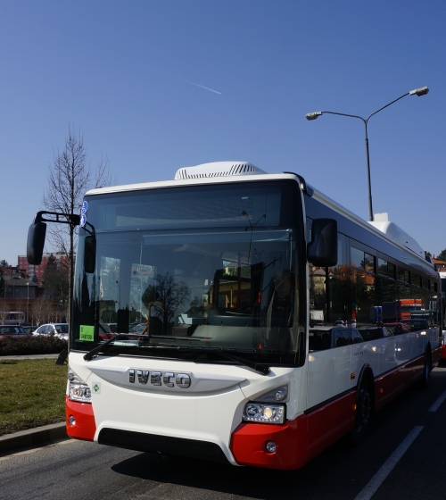 Obrazem z trasy Vysoké Mýto - Brno: Tři autobusy Iveco  Urbanway CNG pro Brno