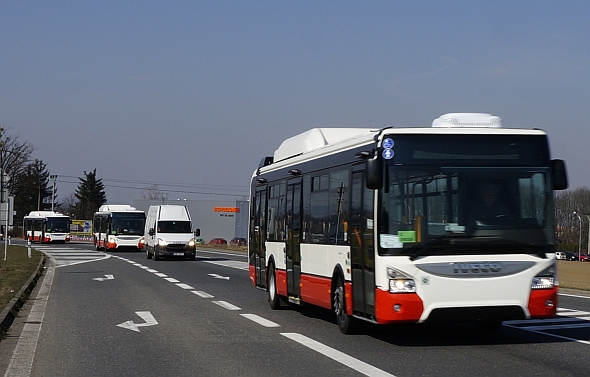 Obrazem z trasy Vysoké Mýto - Brno: Tři autobusy Iveco  Urbanway CNG pro Brno