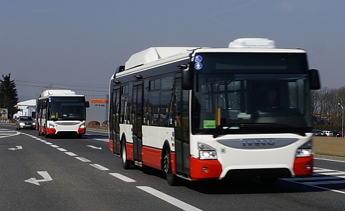 Obrazem z trasy Vysoké Mýto - Brno: Tři autobusy Iveco  Urbanway CNG pro Brno