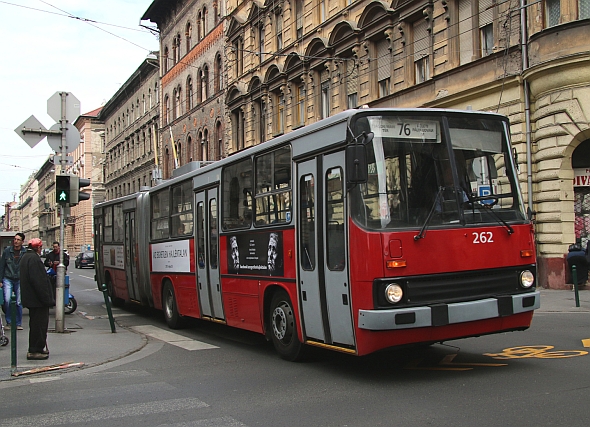 Hybridní pohlednice z Budapešti a výměna generací jménem Ikarus