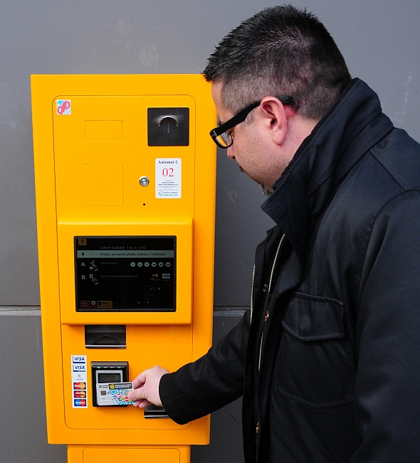 I v Českých Budějovicích lze zaplatit za jízdenky bezkontaktní bankovní kartou