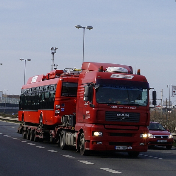 Šťastnou cestu: Pár momentek trolejbusu Škoda 30 Tr v bratislavské červeni