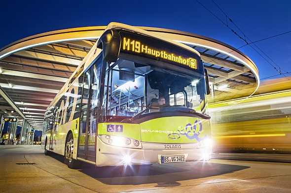 Bezdrátová nabíjecí technologie Bombardier PRIMOVE s e-busy Solaris v Berlíně
