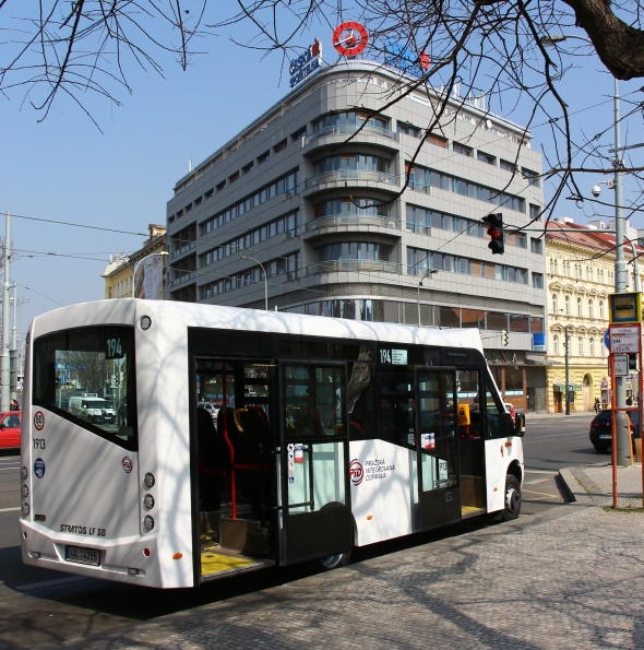 Obrazem: Dva malokapacitní busy SKD Stratos a linka 194 v Praze