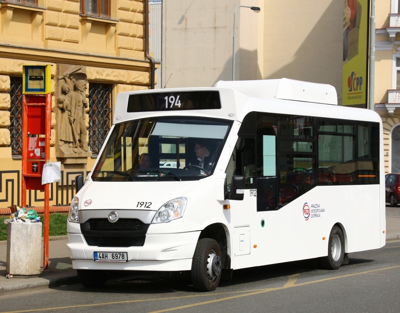 Obrazem: Dva malokapacitní busy SKD Stratos a  linka 194 v Praze