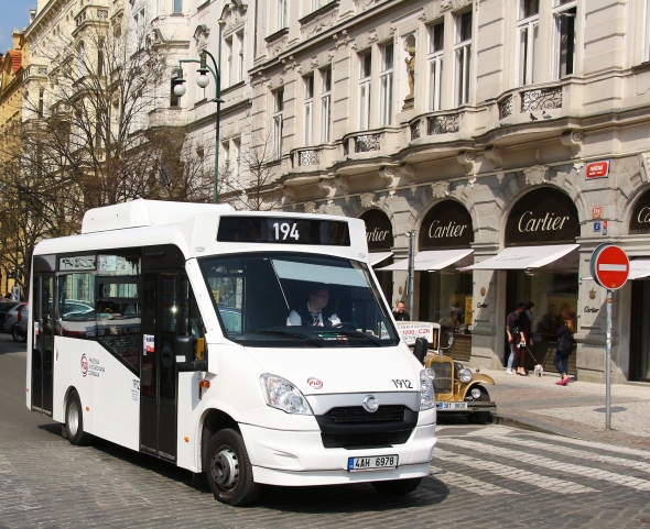 Obrazem: Dva malokapacitní busy SKD Stratos a linka 194 v Praze