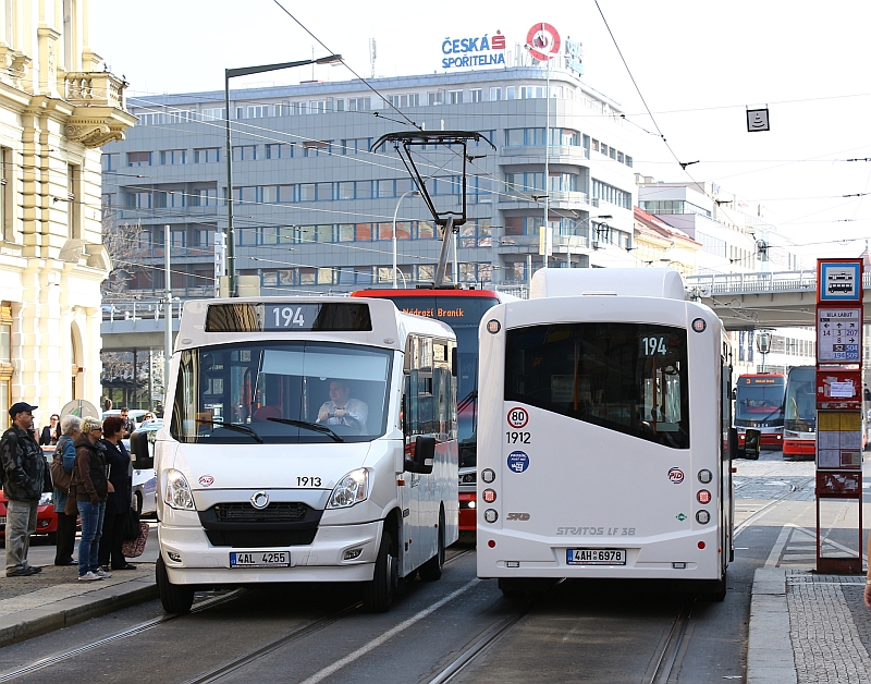 Obrazem: Dva malokapacitní busy SKD Stratos a  linka 194 v Praze