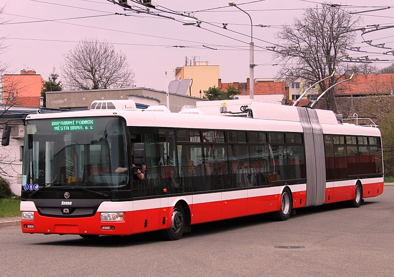 Do Brna přijel první nový kloubový trolejbus, s cestujícími pojede od května