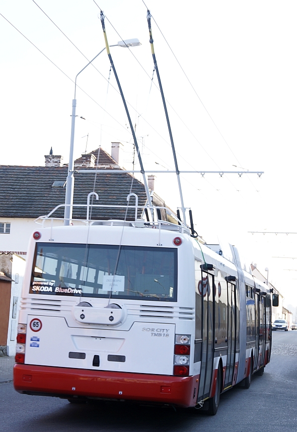 Do Brna přijel první nový kloubový trolejbus, s cestujícími pojede od května