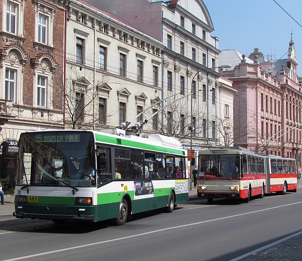 Do plzeňských ulic poprvé vyjel zrekonstruovaný historický trolejbus Škoda 15 Tr