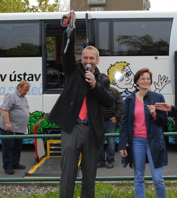 Je to Rudolf. Nový autobus pro Jedličkův ústav a školy se představil