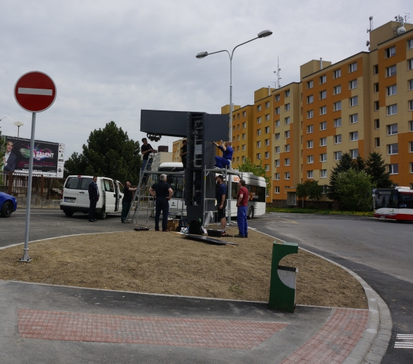 Obrazem: Instalace nabíjecí stanice pro elektrobusy v projektu ZeEUS v Plzni