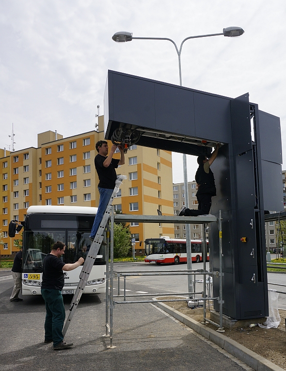 Obrazem: Instalace nabíjecí stanice pro elektrobusy v projektu ZeEUS  v Plzni 