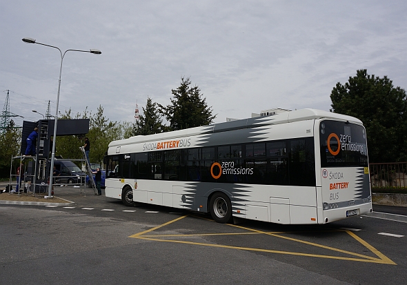 Obrazem: Instalace nabíjecí stanice pro elektrobusy v projektu ZeEUS v Plzni