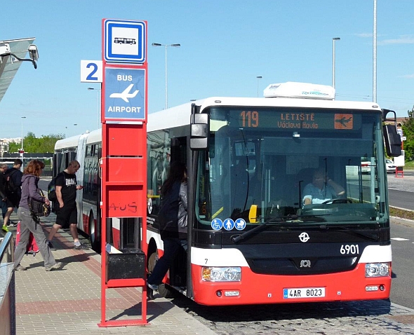 První z 11 nových kloubových autobusů SOR NB 18 EURO 6 u DPP od 5.5.2015