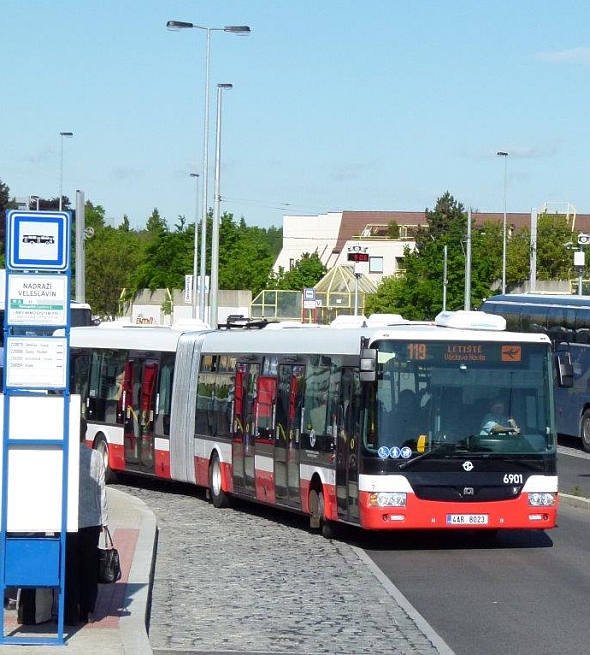 První z 11 nových kloubových autobusů SOR NB 18 EURO 6 u DPP od 5.5.2015