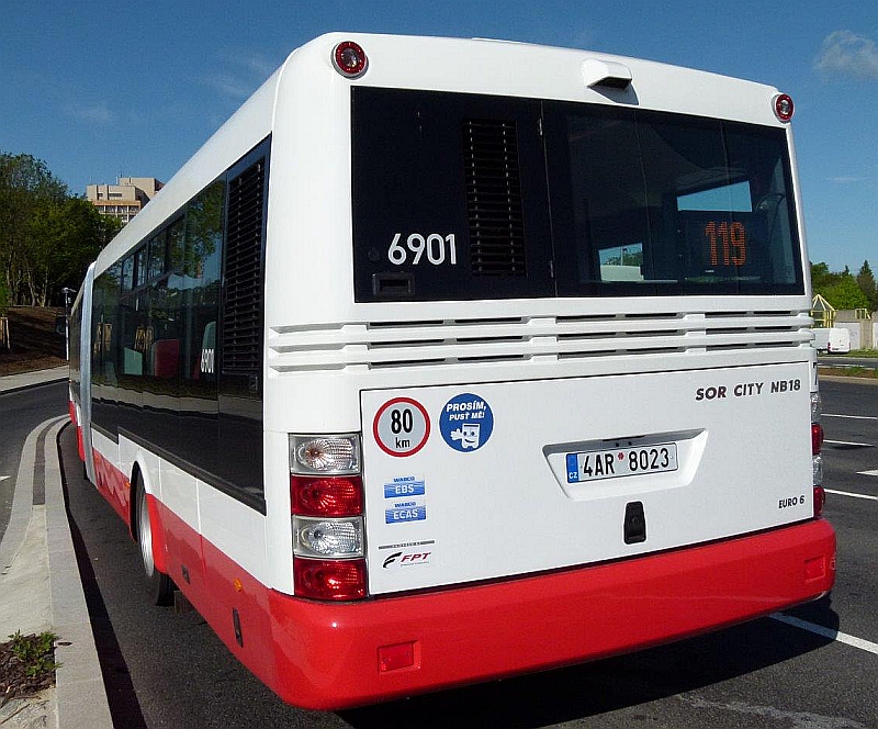 První z 11 nových kloubových autobusů SOR NB 18 EURO 6 u DPP od 5.5.2015
