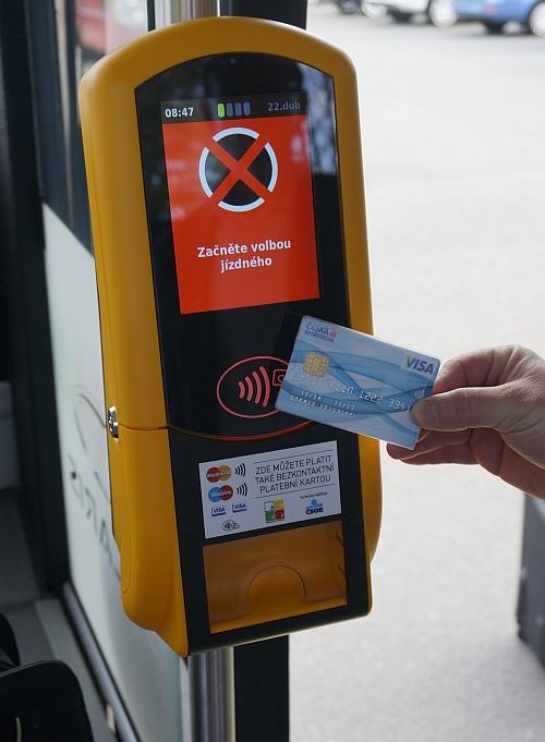 Plzeň: Platit bezkontaktní bankovní kartou lze již ve všech autobusech PMDP