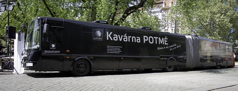Autobusová Kavárna POTMĚ zahájila v Praze letošní turné
