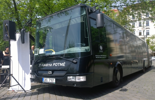 Autobusová Kavárna POTMĚ zahájila v Praze letošní turné