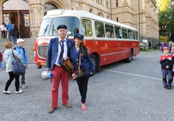 Muzejní noc pod Ještědem: Stovky cestujících v historických autobusech BusLine