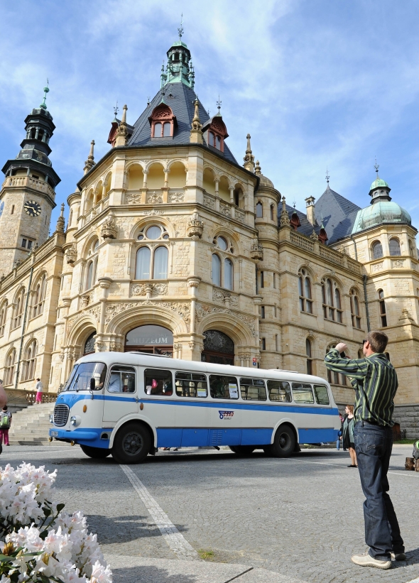 Muzejní noc pod Ještědem: Stovky cestujících v historických autobusech BusLine