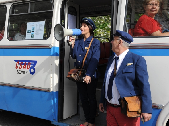 Muzejní noc pod Ještědem: Stovky cestujících v historických autobusech BusLine