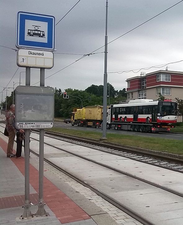 Červenobílé trolejbusy 26, 27 a 28 Tr Solaris pro Opavu a Ústí nad Labem v Plzni