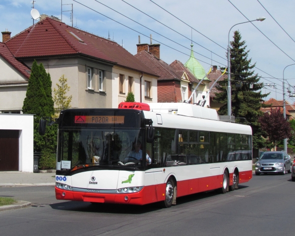 Červenobílé trolejbusy 26, 27 a 28 Tr Solaris pro Opavu a Ústí nad Labem v Plzni