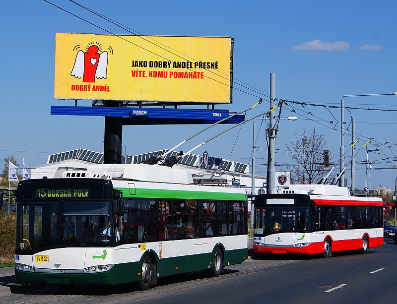 Červenobílé trolejbusy 26, 27 a 28 Tr Solaris pro Opavu a Ústí nad Labem v Plzni