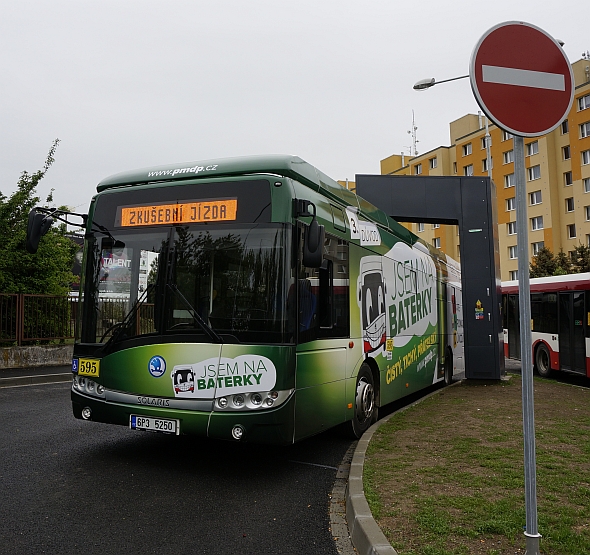 Zátiší s elektrobusem a nabíječkou. Tentokrát v zelené.