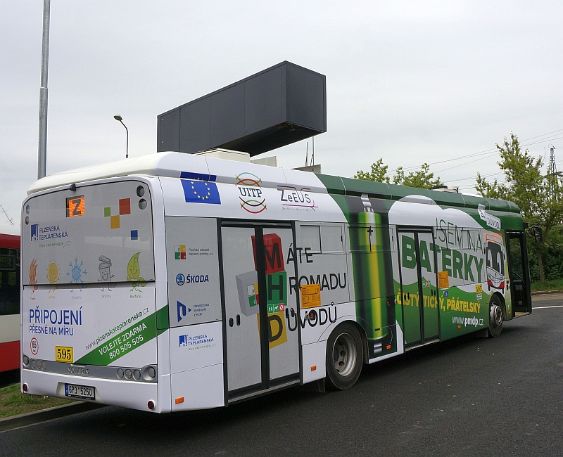 Zátiší s elektrobusem a nabíječkou. Tentokrát v zelené.