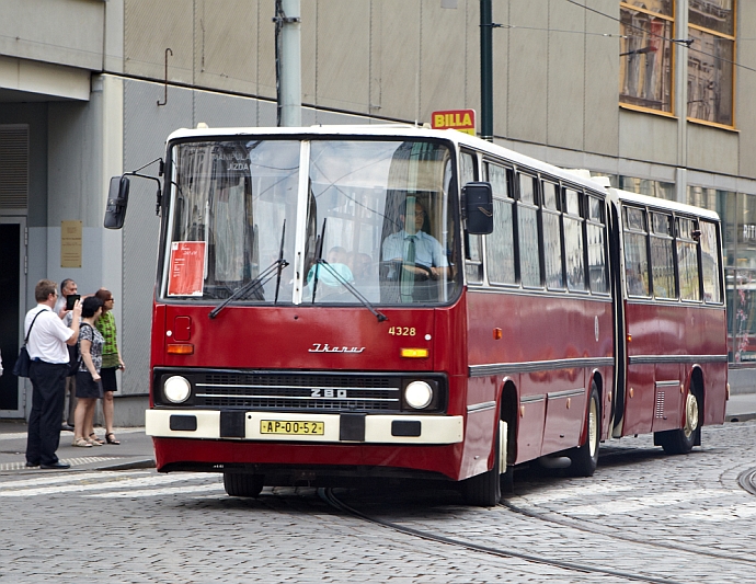 90 let autobusů v Praze. Autobusový průvod I. Veteráni