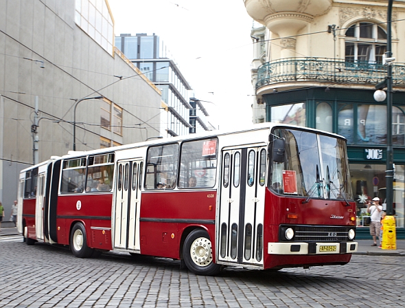 90 let autobusů v Praze. Autobusový průvod I. Veteráni