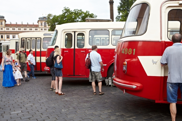 90 let autobusů v Praze. Autobusový průvod I. Veteráni