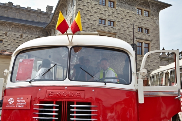 90 let autobusů v Praze. Autobusový průvod I. Veteráni